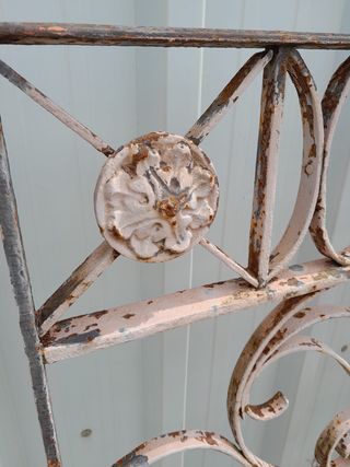 Rejas de balcón antiguas de hierro forjado