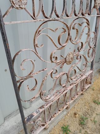 Rejas de balcón antiguas de hierro forjado