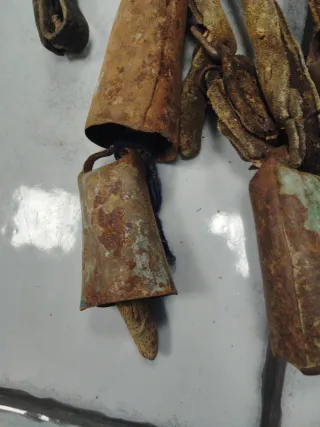 Lote de Cencerros Antiguos. Dos grandes son de vac