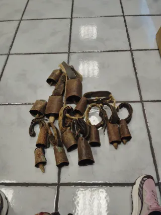 Lote de Cencerros Antiguos. Dos grandes son de vac