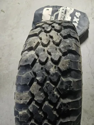 Neumático 4x4 P215/75R15
