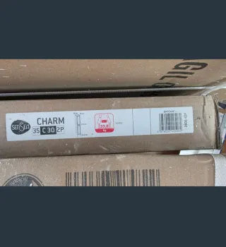 Columna de baño blanca y dorada nueva