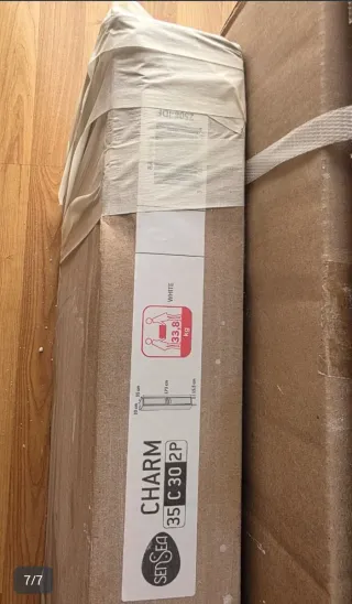 Columna de baño blanca y dorada nueva