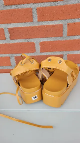 Sandalias amarillas de plataforma con cordones