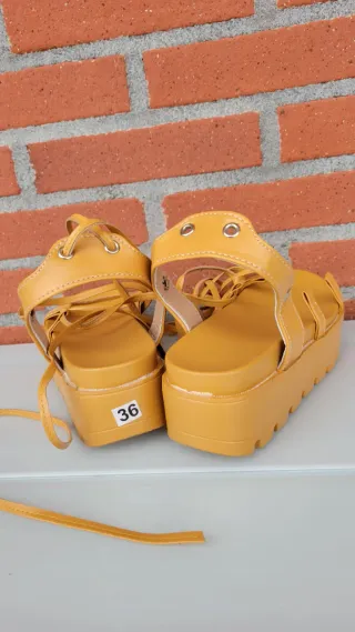 Sandalias amarillas de plataforma con cordones