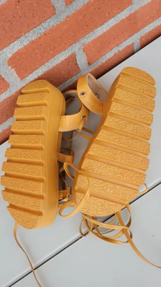 Sandalias amarillas de plataforma con cordones