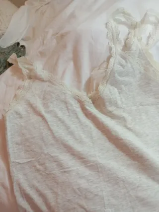 Camisetas de tirantes beige y blancas