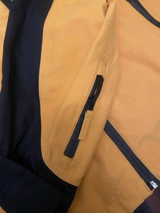 Chaqueta impermeable sin uso. Todo tiempo