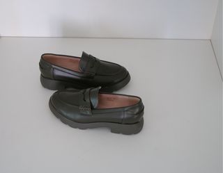 Mocasines tipo látex verdes oscuros talla 37