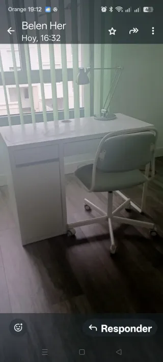 Escritorio blanco con silla de ruedas