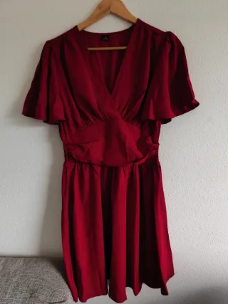 Vestido burdeos cuello pico mangas mariposa