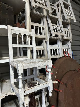 Sillas de madera maciza con asiento de nea.