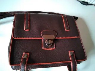 Bolso marrón con detalles en naranja