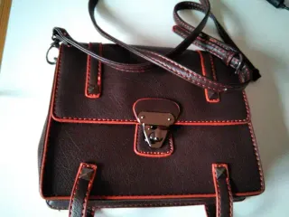 Bolso marrón con detalles en naranja