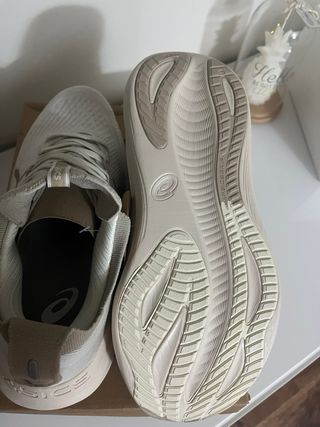 Asics Gel-Nimbus 27 Beige/Oro