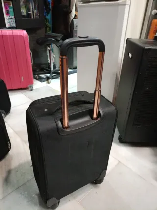 Maleta de viaje negra con ruedas