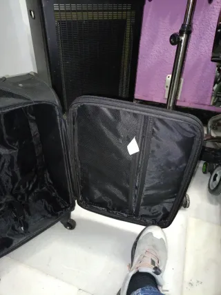 Maleta de viaje negra con ruedas