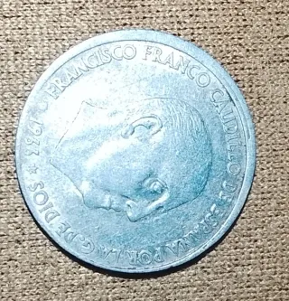 Moneda Francisco Franco Caudillo 1966 con error d