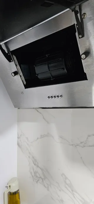 Campana extractora cocina negra y plateada