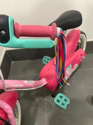 Bicicleta infantil rosa con cesta