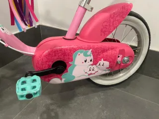 Bicicleta infantil rosa con cesta