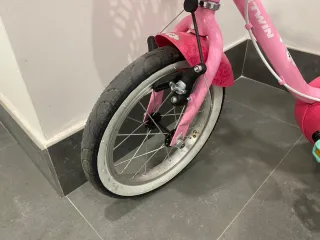 Bicicleta infantil rosa con cesta