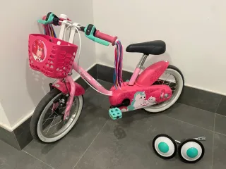Bicicleta infantil rosa con cesta