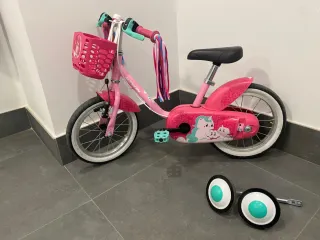Bicicleta infantil rosa con cesta