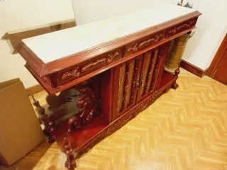 Mueble recibidor de madera con mármol