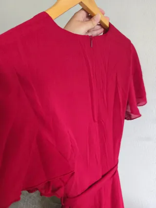 Vestido borgoña con mangas mariposa