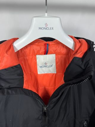 Chaqueta Moncler Negra con Capucha