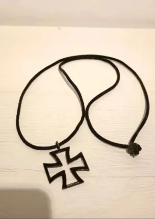 Collar con colgante de cruz