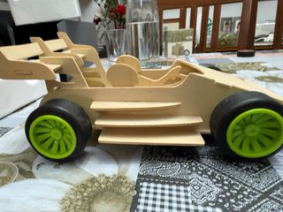 Coche de madera hecho a mano
