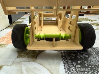 Coche de madera hecho a mano