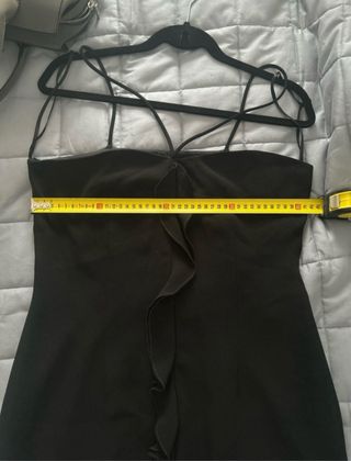 Vestido negro elegante con volantes