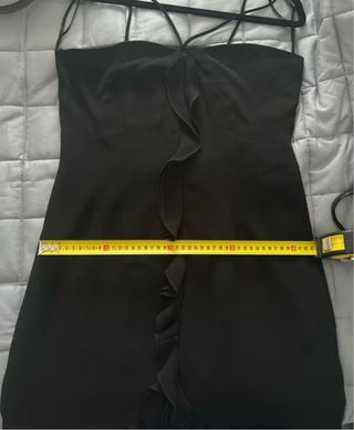 Vestido negro elegante con volantes