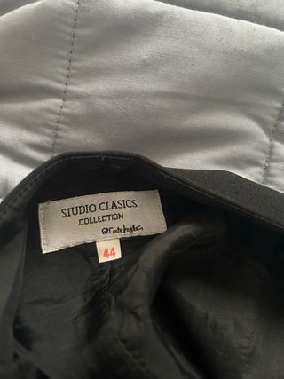 Vestido negro elegante con volantes