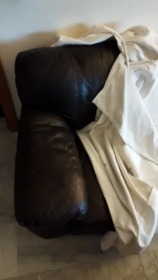 Sofá de piel negro con funda