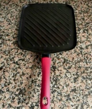 Sartén Magefesa Grill Negra con Mango Rojo