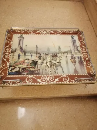 Mesita de madera decorada