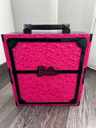 Armario Barbie con ropa, accesorios y 2 muñecas