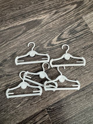 Armario Barbie con ropa, accesorios y 2 muñecas