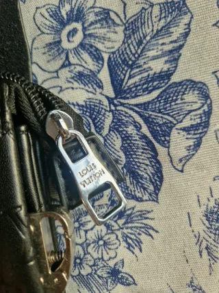 Bolso Louis Vuitton Negro Piel Grabada