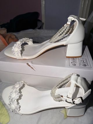 Tacchi bianchi con perle e fiori