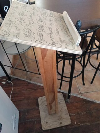 Atril de madera con diseño