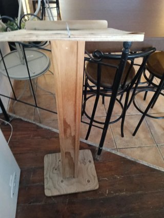 Atril de madera con diseño