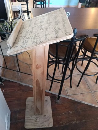 Atril de madera con diseño
