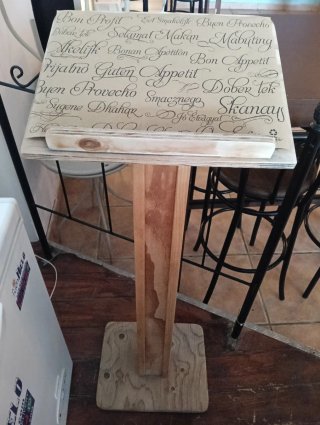 Atril de madera con diseño