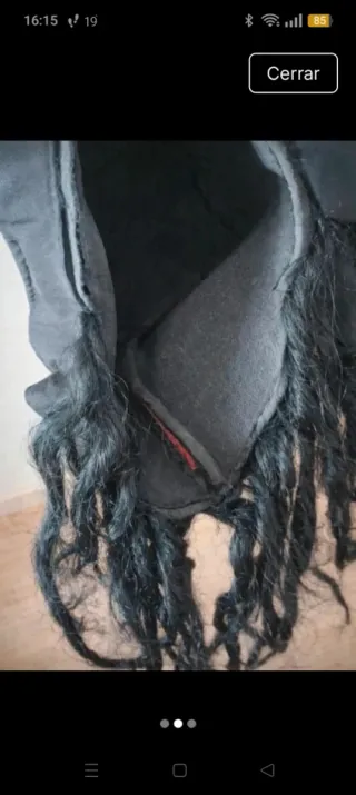 Sombrero negro con peluca