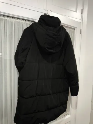 Chaquetón negro acolchado con capucha